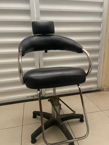 Vede-se cadeira de barbeiro