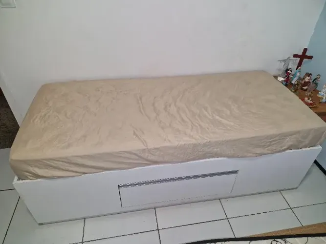 Cama Solteiro com Gavetão + Colchão | Muito Conservada