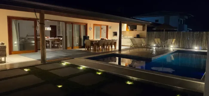 Casa de condomínio para venda tem 220 metros quadrados com 4 quartos em Olivença - Ilhéus