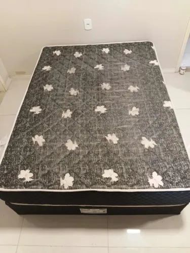 Cama e colchão de casal