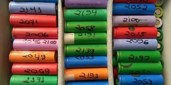 Conjunto com 30 baterias de Lítio 2000mAh modelo 18650 Recarregáveis