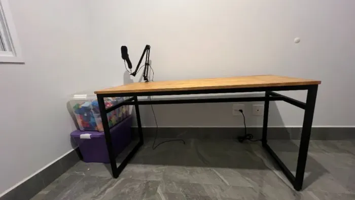 Mesa de Escritório Industrial - 140cm Pinus 18mm / Metalon 30x30mm (USADA)