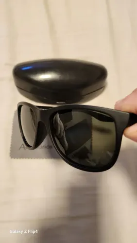 Óculos de sol, praticamente novo com lentes polorisada comprado em ótica. 