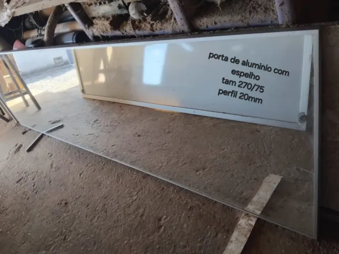 Porta de espelho na estrutura de alumínio