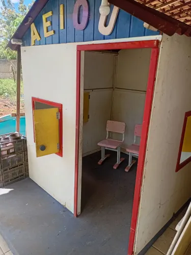 Casinha de madeira desmontavel pra criança