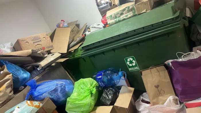 Retiro reciclagem, doações, faco limpeza de quintal/ terreno,retiro entulhos 
