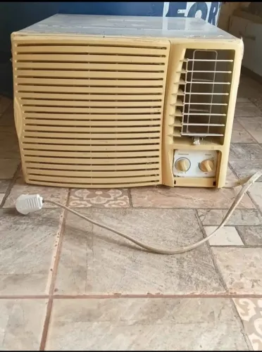 Vendo Ar-condicionado 220V,Ele gela bem,está em bom estado,tudo funcionando perfeitamente.
