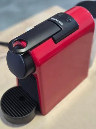 Cafeteira Nespresso Inissia + Cápsulas de Brinde