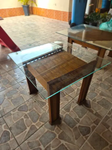 Mesa de canto em madeira e tampo de vidro