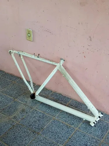 Vendo 2 quadros de bicicleta ambos em bom estado,, pintura um pouco desgastada.