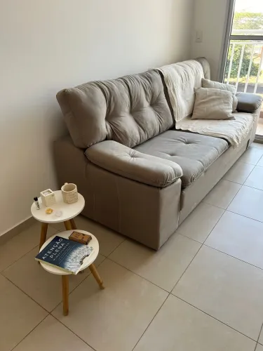 Sofá 3 lugares, revestido em suede veludo