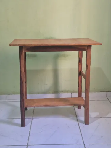 Mesa de madeira envernizada (para estudos, trabalho ou decoração)