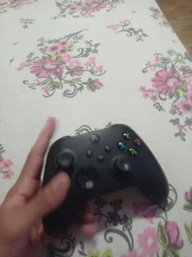 Controle Xbox Série S/X preto com bateria recarregável