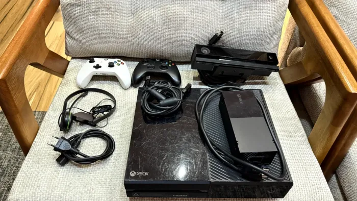 ? Xbox One 500GB + 2 Controles + Kinect + Jogos