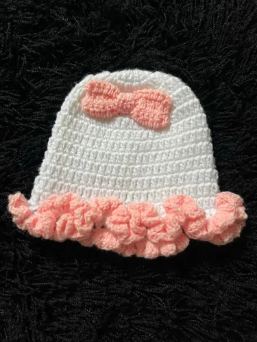 Gorro Branco com Babado Rosa e Laço em Crochê Lã Touca Infantil