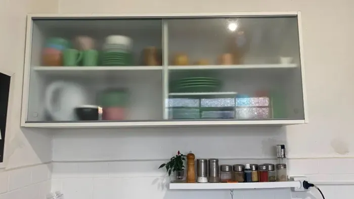 Armário Aéreo Branco com Portas de Vidro de Correr + Prateleirinha de Temperos de Brinde