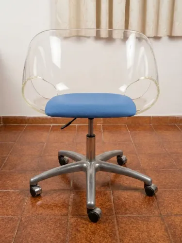cadeira acrílica com encosto transparente e assento acolchoado