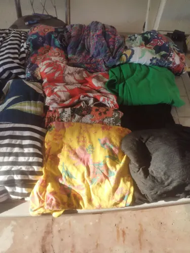 Vendo peças de roupas, vestidos, calças e saias (cada peça 5,00)