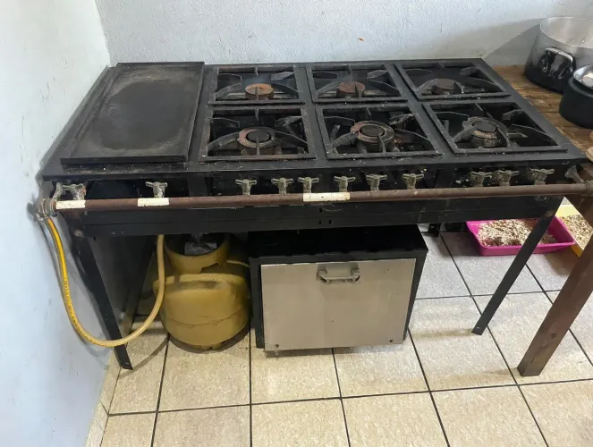 Fogão industrial (6 bocas, chapa e forno ) aceito oferta