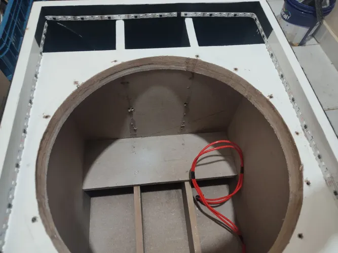 Caixa de 15 nova poucos dias de uso vai com a fita de led e o cabo do auto falante 