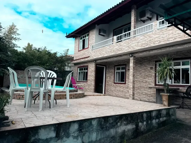 Casa com Escritura Pública, estúdio, espaço multiuso e piscina no Rio Tavares Florianópol