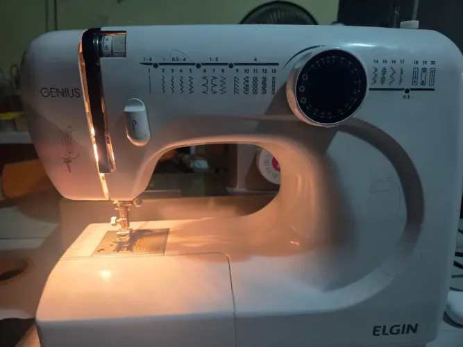 Máquina de Costura Elgin 