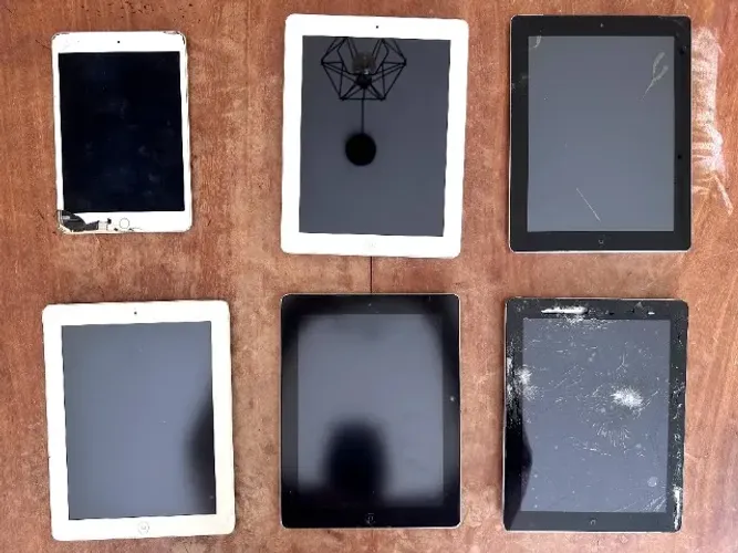 Lote de iPads com defeito para retirada de peças