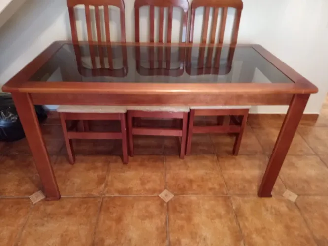Mesa de estar com tampa de vidro e 6 cadeiras. SEMINOVA!