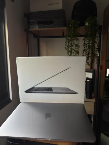MacBook Pro 2018 I7 16gb Touch Bar 