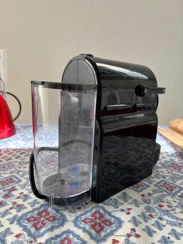 Cafeteira Nespresso Inissia D40 na cor preta.