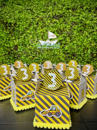 Personalizados para festa infantil tema trator/construção