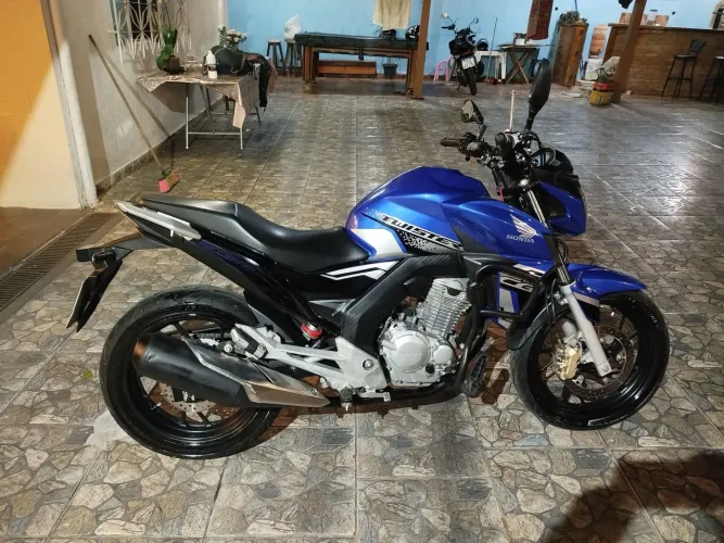 Vendo ou troco cb Twister 2021