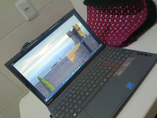 Notebook comprado a um ano e meio, usado só pra estudos.