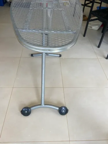 Tábua de passar roupa metálica com rodinha