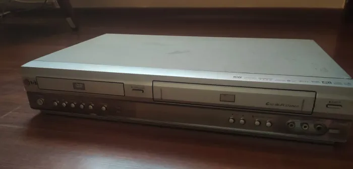 Vídeo cassete LG 884b