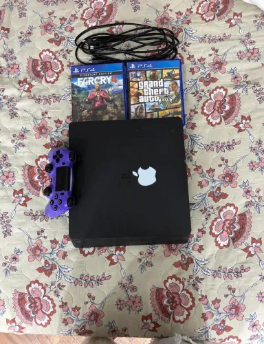Ps4 com um controle e 3 jogos