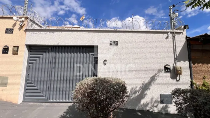 Casa térrea à venda no Jardim Itapuã com 3 quartos e pé direito duplo.