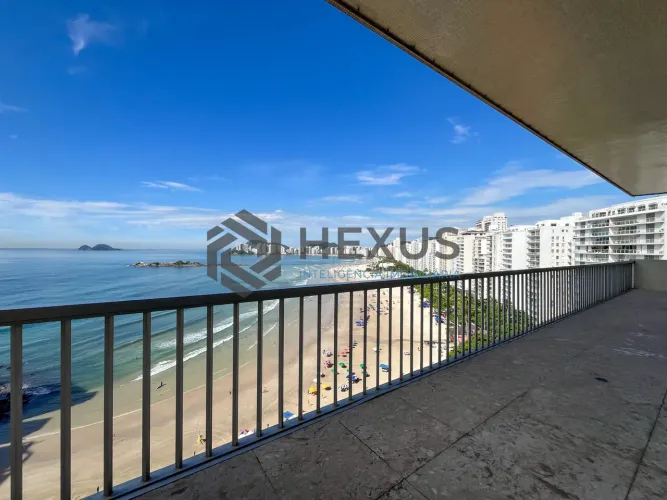 Apartamento frente mar com varanda na Praia das Pitangueiras, Guaruja