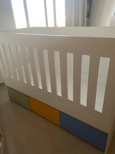 Berço de bebê novinho com nichos, excelente estado, R$600,00