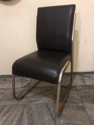 Conjunto com 4 cadeiras semi-novas, pouca usada, Estrutura firme, assento confortavel