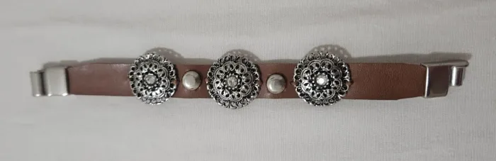 Pulseira com medalhas e fecho de ímã