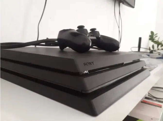 Playstation 4 Pro 1 Tb + 1 controle + 5 jogos