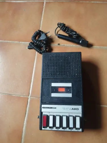 Gravador cassete aiko tocando a fita baixo