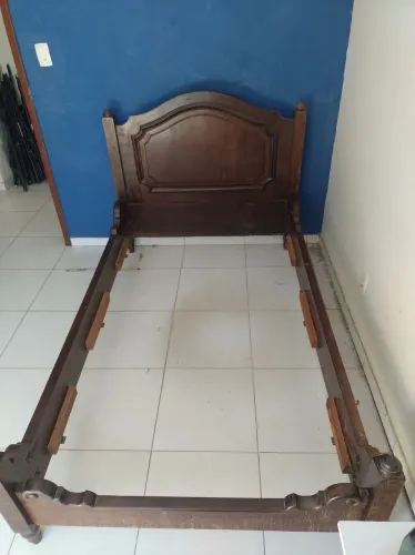 Cama de viúva de madeira maciça 