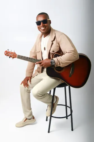 Cantor voz e violão+playback.