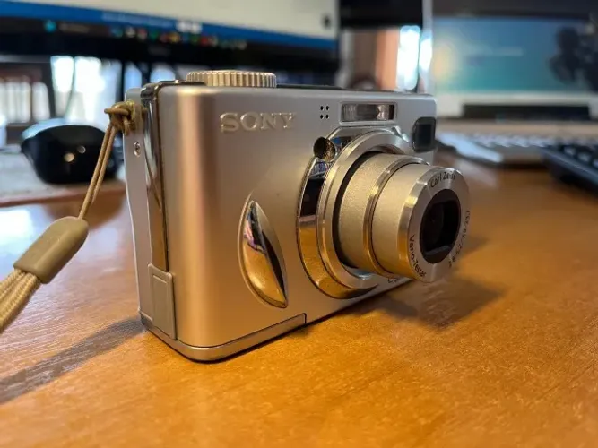 Sony Cyber-shot DSC-W7 - 7.2MP