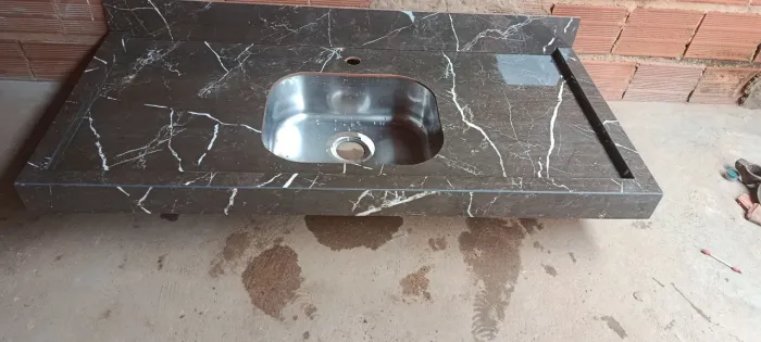 Bancada porcelanato preto rajado