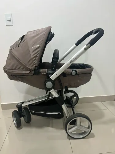 Carrinho de bebê e bebê conforto Kiddo
