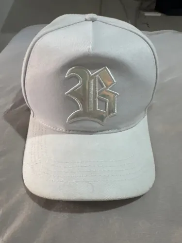 Boné Snapback Branco Logo prata