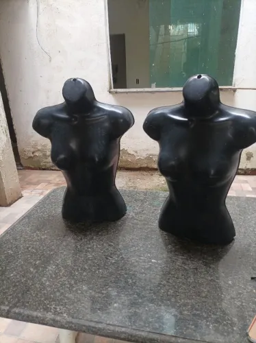 Cabide de manequim plástico feminino.